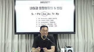 경쟁사가 더 싸게 들어오면서 가격이 무너졌어요. 기존 가격 유지하면서 저가 상품도 같이 가져가야 할까요?
